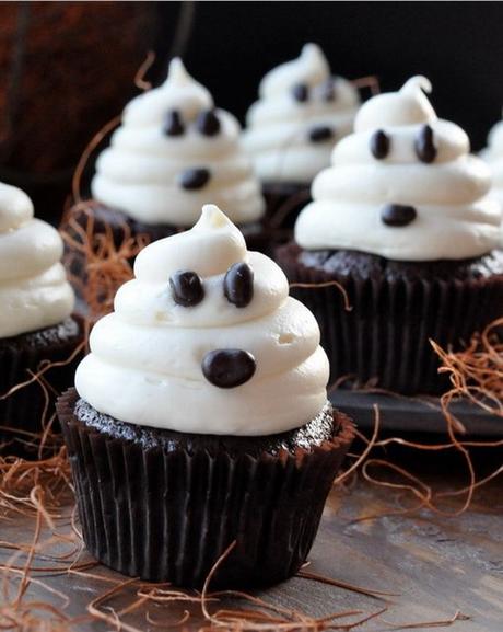 Easy to make ghostly cupcakes. I think I could whip a batch of these up for the whole family to enjoy.: 