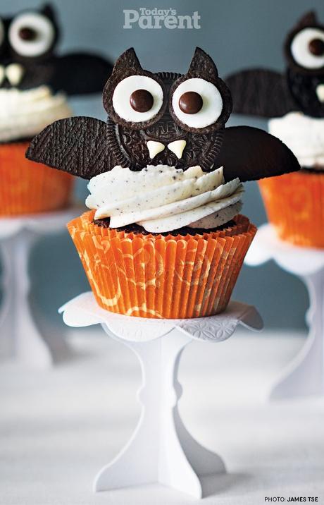 Halloween Oreo Bat Cupcake #TodaysParent #HalloweenIdeas: 
