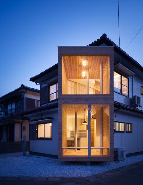 Un volumen diseñado sobre una fachada tradicional Un volumen diseñado sobre una fachada tradicional