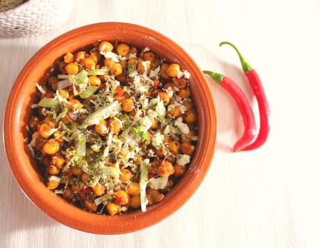 Garbanzos salteados con feta, chile y pimentón [Tirando de fondo de despensa]