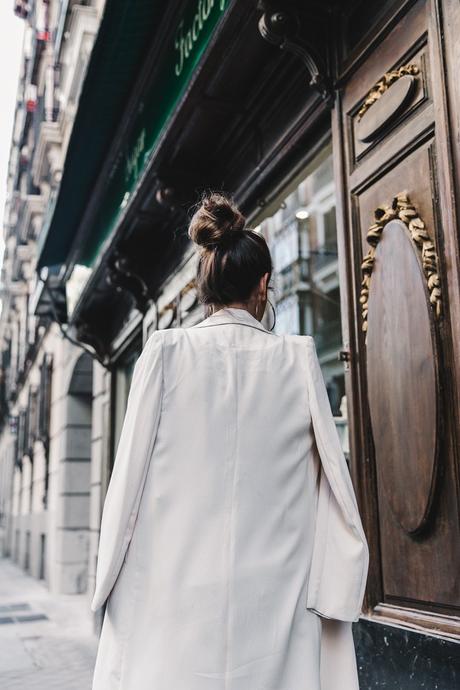 Long_Blazer-Off_The_Shoulders_Knit-Jeans-Chanel_Escarpins_Shoes-Chanel_Bag-Hoop_Earring-Outfit-Street_Style-Topknot-53