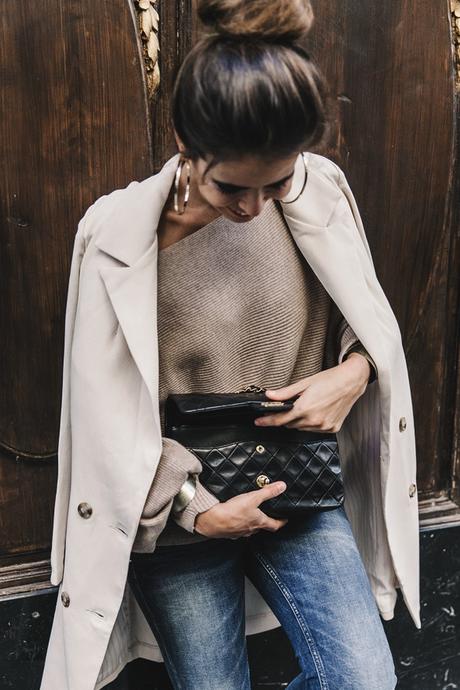 Long_Blazer-Off_The_Shoulders_Knit-Jeans-Chanel_Escarpins_Shoes-Chanel_Bag-Hoop_Earring-Outfit-Street_Style-Topknot-43