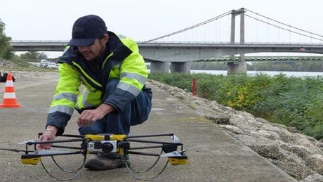 Usan drones para inspeccionar la construcción de un puente.