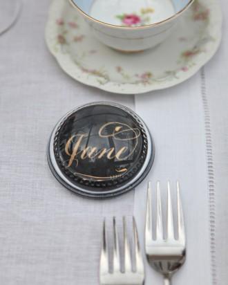Pisapapeles personalizado para tu enlace - Foto: Sarah Newgent www.marthastewartweddings.com Pisapapeles personalizado para tu enlace - Foto: Sarah Newgent www.marthastewartweddings.com
