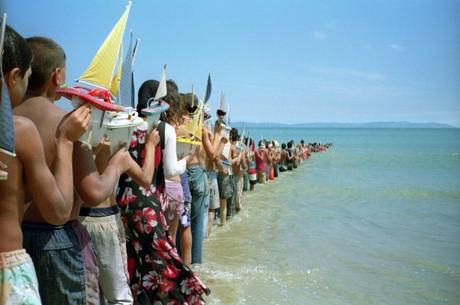 Francis Alÿs, Don’t Cross the Bridge before you get to the River. En colaboración con Julien Devaux, Rafael Ortega, Felix Blume, Ivan Bocara, Jimena Blasquez, Roberto Rubalcava, Begoña Rey, Abbas Benhnin y niños de Tarifa and Tanger. Estrecho de Gibraltar, 2008. Documentación fotográfica y en video de una acción. Foto: Roberto Rubalcava