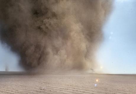 Francis Alÿs, Tornado, Milpa Alta, 2000-2010. Documentación en video de una acción (55 minutos). Fotogramas. Foto: Francis Alÿs y Jorge Golem