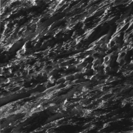 Llegan las primeras imágenes sin procesar del sobrevuelo de Encelado… Atravesó los géiseres…