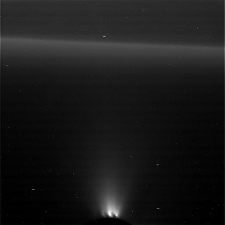 Llegan las primeras imágenes sin procesar del sobrevuelo de Encelado… Atravesó los géiseres…