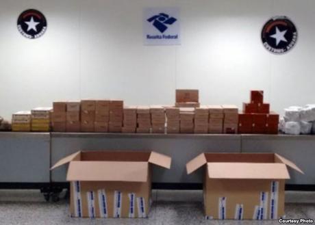 Decenas de cajas de habanos cubanos, sobre la mesa de aduaneros brasileños, venían en el equipaje de diplomáticos norcoreanos. Decenas de cajas de habanos cubanos, sobre la mesa de aduaneros brasileños, venían en el equipaje de diplomáticos norcoreanos.
