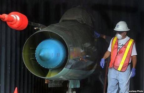 Dos MiG-21 BIs fueron hallados en contenedores ocultos bajo azúcar cubana en el barco norcoreano Chong Chon Gang. Dos MiG-21 BIs fueron hallados en contenedores ocultos bajo azúcar cubana en el barco norcoreano Chong Chon Gang.