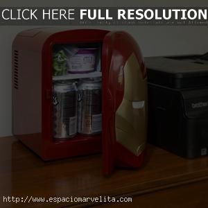 Vistazo a la genial mini nevera de Iron Man de ThinkGeek Mini nevera de Iron Man