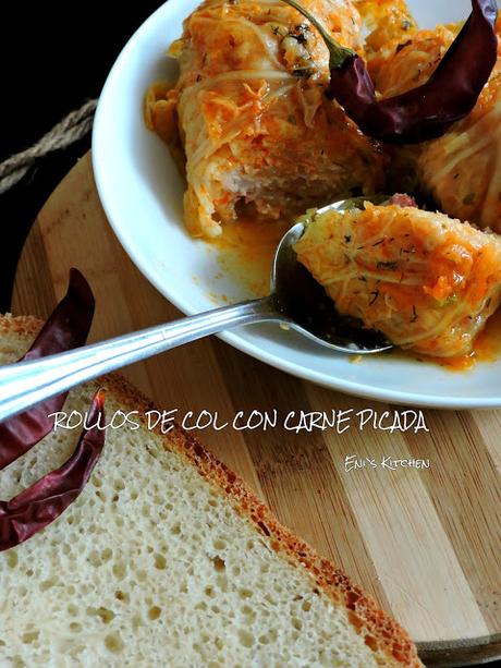Sarmale o rollos de col rellenos de carne picada Sarmale o rollos de col rellenos de carne picada