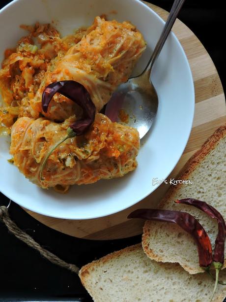 Sarmale o rollos de col rellenos de carne picada Sarmale o rollos de col rellenos de carne picada