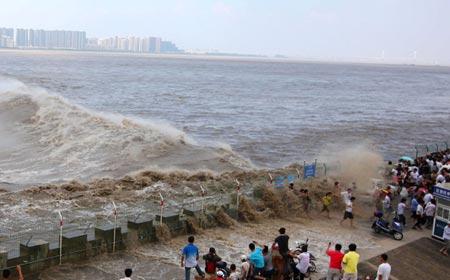 Asombroso video de visitantes arrastrados por la fuerte marejada del Qiantang