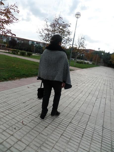 Look con Capa en estampado Pata de Gallo Look con Capa en estampado Pata de Gallo