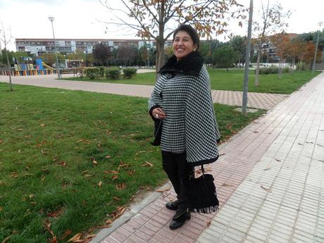 Look con Capa en estampado Pata de Gallo Look con Capa en estampado Pata de Gallo