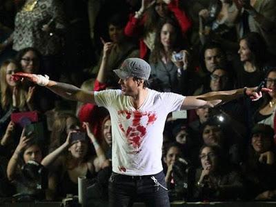 Enrique Iglesias ayuda con su sangre a los desfavorecidos