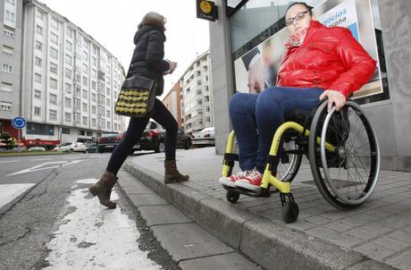 «Hace 10 meses que espero que rebajen la acera. No puedo ni ir a la farmacia» Lugo