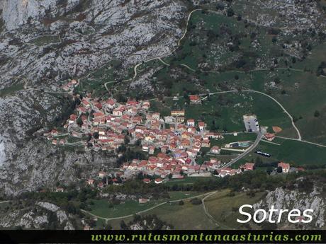 Ruta Jito Escarandi Cueto Tejao: Vista de Sotres desde Cueto Tejao