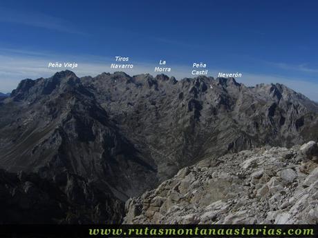 Ruta Jito Escarandi Cueto Tejao: Vista de Peña Vieja y Castil desde Cueto Tejao