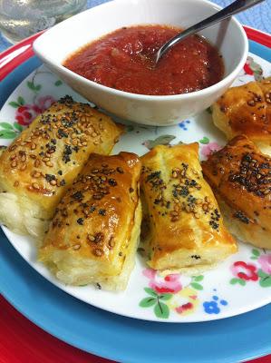 Hojaldritos De Mozzarella Con Dip De Tomate Hojaldritos De Mozzarella Con Dip De Tomate