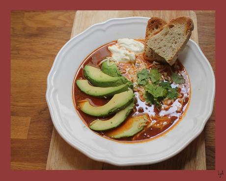 Sopa mexicana especiada, con pollo, aguacate y queso Sopa mexicana especiada, con pollo, aguacate y queso