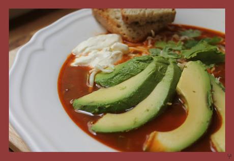 Sopa mexicana especiada, con pollo, aguacate y queso Sopa mexicana especiada, con pollo, aguacate y queso