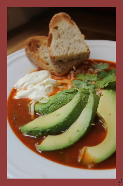 Sopa mexicana especiada, con pollo, aguacate y queso Sopa mexicana especiada, con pollo, aguacate y queso