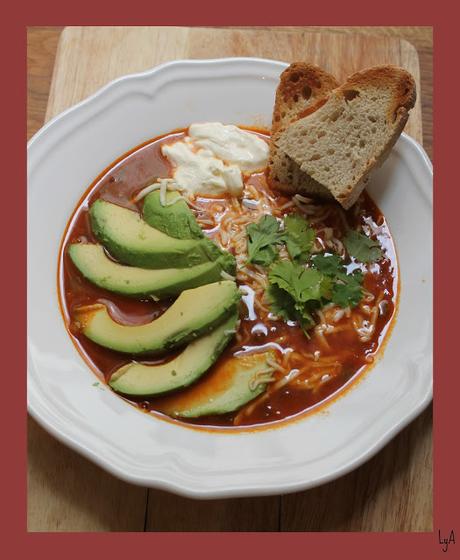 Sopa mexicana especiada, con pollo, aguacate y queso Sopa mexicana especiada, con pollo, aguacate y queso