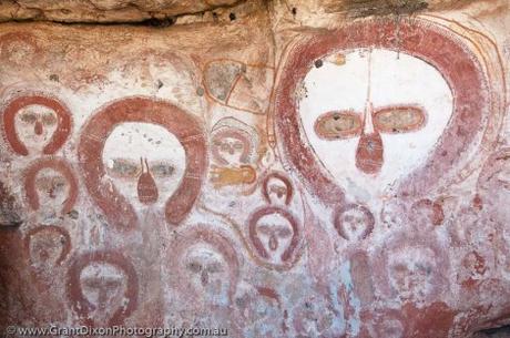 LOS WANDJINAS AUSTRALIA, Western Australia, West Kimberley. Bachsten Creek. Wandjina (creator beings), rock art style painted during last 4000 years.