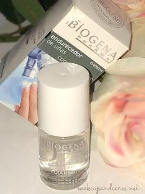 Di adiós a las uñas débiles y abiertas a capas con el endurecedor con diamante de Biogena . Di adiós a las uñas débiles y abiertas a capas con el endurecedor con diamante de Biogena .
