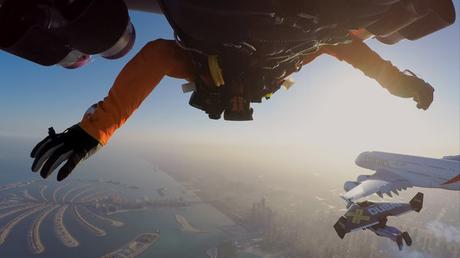 Impresionante video de dos hombres en Jetpacks volando junto a un avión