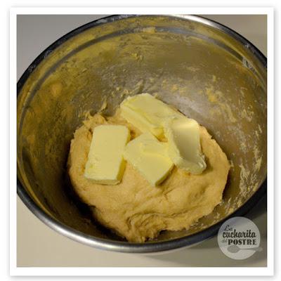 BRIOCHE DE CHOCOLATE Y AVELLANAS / HAZELNUT AND CHOCOLATE BRIOCHE BRIOCHE DE CHOCOLATE Y AVELLANAS / HAZELNUT AND CHOCOLATE BRIOCHE