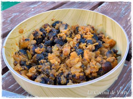 Revuelto de morcilla y cebolla caramelizada Revuelto de morcilla y cebolla caramelizada