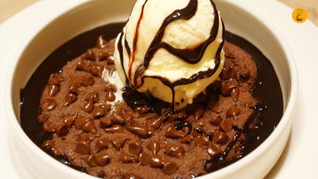 Cookie con helado de vainilla y sirope de chocolate (4.95€) en New York Burger Madrid