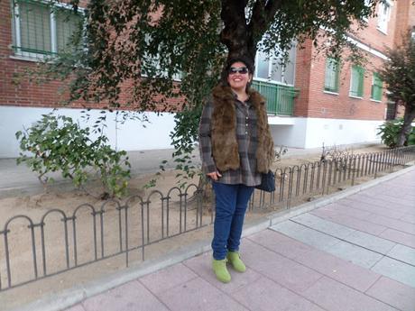 Look camisa a cuadros y abrigo de pelo