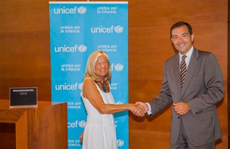 Raúl Sierra, General Manager de Ibiza Gran Hotel, y Carmen Fano, Presidenta de UNICEF Eivissa