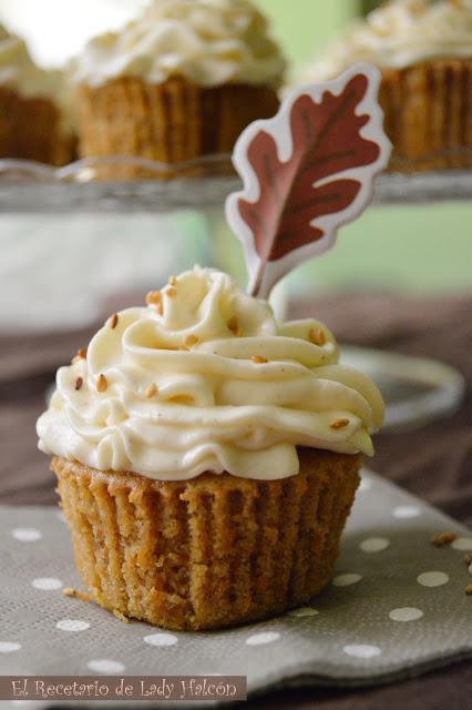 Cupcakes rústicos de calabaza con frosting de queso y canela Cupcakes rústicos de calabaza con frosting de queso y canela