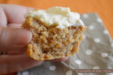 Cupcakes rústicos de calabaza con frosting de queso y canela Cupcakes rústicos de calabaza con frosting de queso y canela