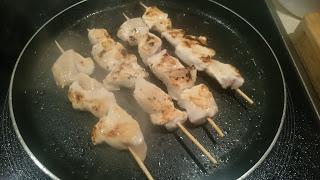 BROCHETAS DE POLLO CON SALSA SATAY (Cenas exóticas) BROCHETAS DE POLLO CON SALSA SATAY (Cenas exóticas)