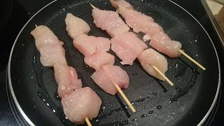 BROCHETAS DE POLLO CON SALSA SATAY (Cenas exóticas) BROCHETAS DE POLLO CON SALSA SATAY (Cenas exóticas)