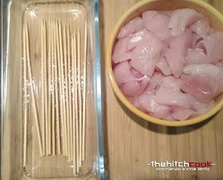 BROCHETAS DE POLLO CON SALSA SATAY (Cenas exóticas) BROCHETAS DE POLLO CON SALSA SATAY (Cenas exóticas)