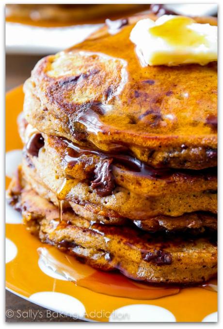 Tortitas de calabaza con chips de chocolate http://sallysbakingaddiction.com/