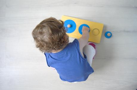 Materiales Montessori: Puzzles sencillos con botón – Montessori Materials: Toddler puzzles