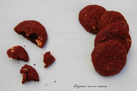 Cookies red velvet con chip de chocolate blanco Cookies red velvet con chip de chocolate blanco