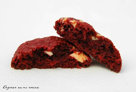 Cookies red velvet con chip de chocolate blanco Cookies red velvet con chip de chocolate blanco