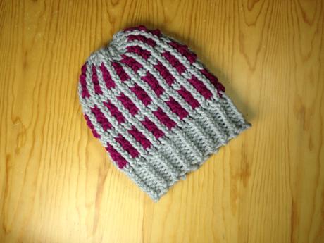 Tutorial para tejer un gorro con un patrón bicolor en telar