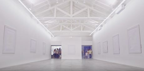 Van a una galería de arte y los ponen a pintar los cuadros Van a una galería de arte y los ponen a pintar los cuadros