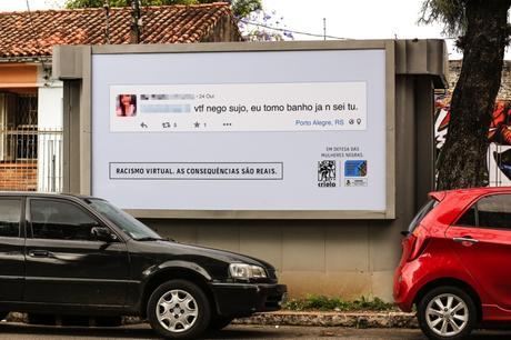 Una campaña convierte los mensajes racistas de Facebook en vallas publicitarias