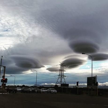 Nubes 'ovnis' sobre Sudáfrica parecen una invasión extraterrestre Embedded image permalink